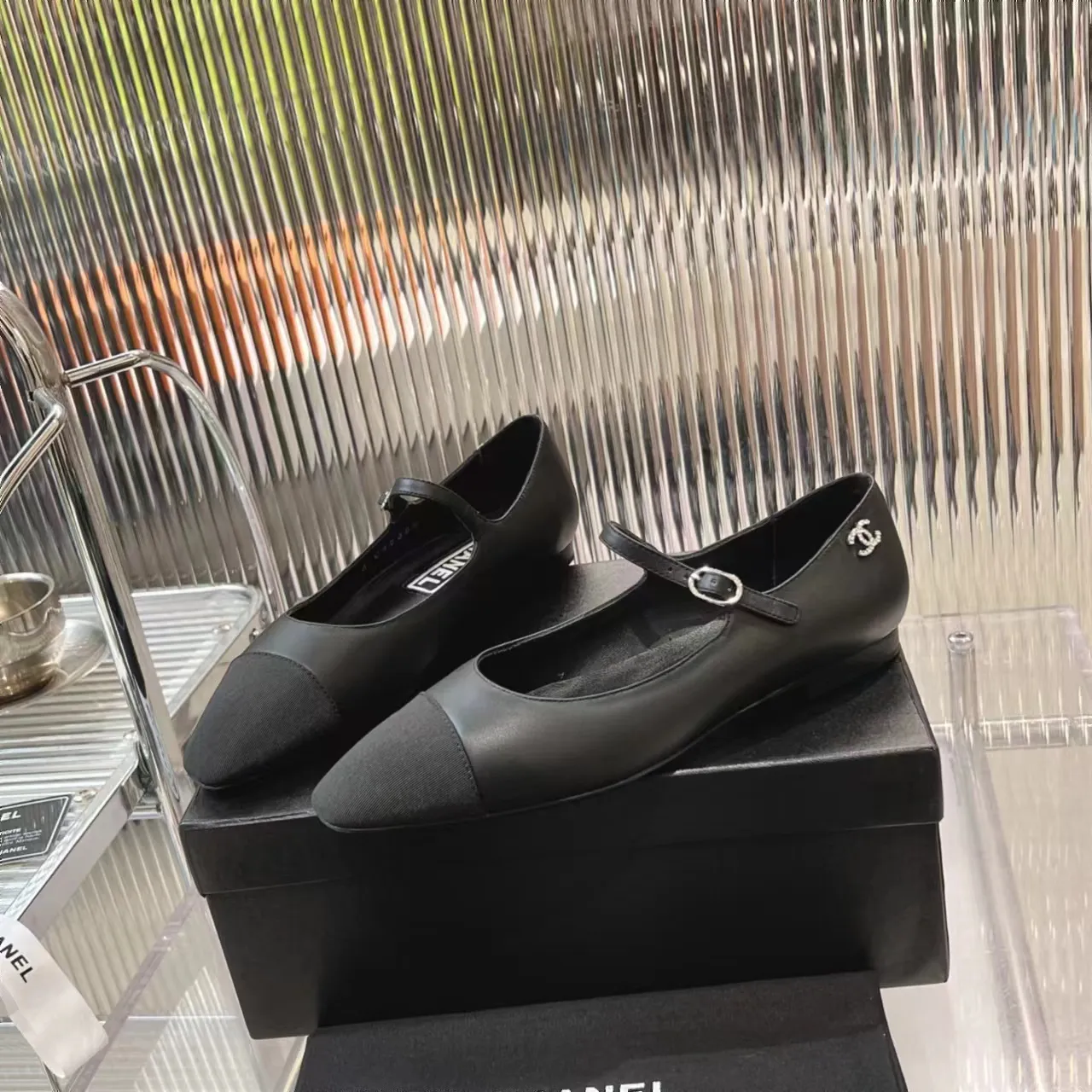 👟👟Ex-factory price 520👟👟 (Top version) CHANEL 24P early spring new trapezoidal toe high-heeled shoes, high version of one-strap, pointed square toe, color-blocked Mary Jane shoes, Xiaoxiang𝐂's two most popular shoes this year are these small silver shoes and big-toe shoes. It is difficult to find these shoes in the counter. It breaks the conventional pointed square toe design and gives people a refreshing feeling. I thought it was good-looking. Only when you put it on your feet will you know how easy it is to wear. It is really special and fashionable. The side rhinestones 𝐋𝐨𝐠𝐨 are very eye-catching. The smooth shoe shape is full of high-end feeling. I can think of countless outfits at the moment. Upper: imported cowhide/metallic film grain leather. Foot pad: sheepskin. Lining: sheepskin. Sole: Italian genuine leather outsole. Heel height: 1cm. Color: white/silver/black/pink. 4 colors size: 35-40 (41 made to order, non-refundable and non-exchangeable)